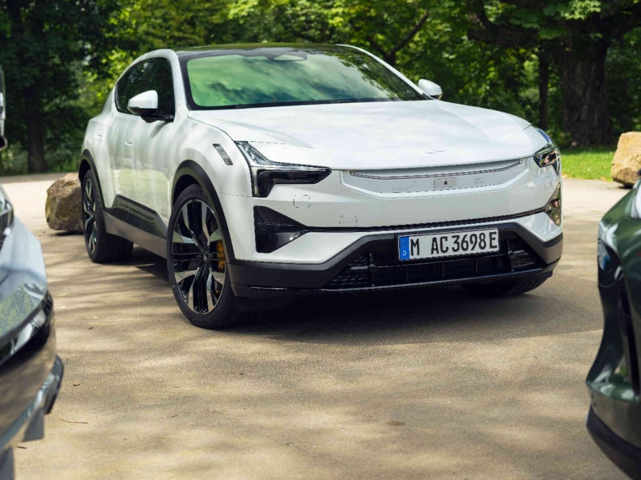 Drei Autos parken auf Parkplatz.